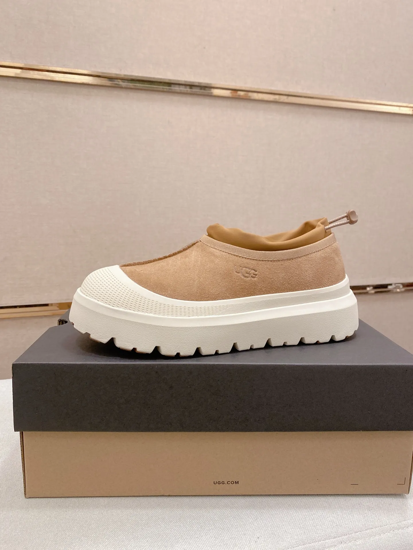 Factory price: 480💰Couple model💏 Same style as Wang Yibo, North American men's shoes Ugg ☃️In the special sale of new high-quality men's shoes snow boots in autumn and winter, the nemesis of extreme cold weather! Made of cowhide leather, merino wool lining, and original outsole, whether driving, outdoor or daily wear, there is always one that suits you! Male and female size: 35-46.